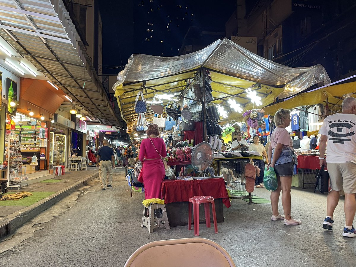 パッポンナイトマーケットの方がタイのナイトマーケットのイメージ通り。
日本語使用率も高いな。