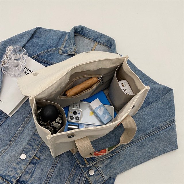 Optimisez votre quotidien professionnel : notre sac fourre-tout moyen de rangement allie praticité et élégance pour transporter tout ce dont vous avez besoin au travail. Il se porte à bandoulière ou à la main.
#Tgtwittos 
.
Tel :00228 99 55 24 35 
Prix:5000f