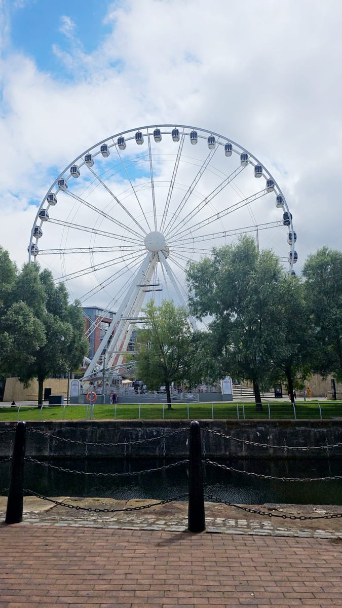 Our students loved Liverpool so much, we had to go back! The 'Liverpool Eye', the Albert Dock and live music provided a great adventure around the city. Some students got a picture at Anfield with the trophies and pitch! 
Do you want to come next time? See:expressenglishcollege.co.uk