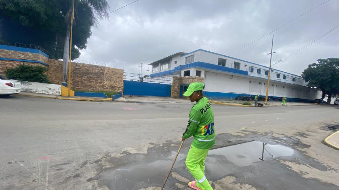 Jornada de barrido profundo, desorillo de aceras y la debida recolección de desechos vegetales, específicamente en el conocido Puente Michelena, perteneciente a la Parroquia Santa Rosa. 

<a href="/NicolasMaduro/">Nicolás Maduro</a> 
<a href="/delcyrodriguezv/">Delcy Rodríguez</a> 
<a href="/JosueLorcaV/">Josué Lorca Vega</a> 
<a href="/rafaellacava10/">Rafael Lacava</a> 
<a href="/JFuenmayor_PSUV/">Julio Fuenmayor</a>