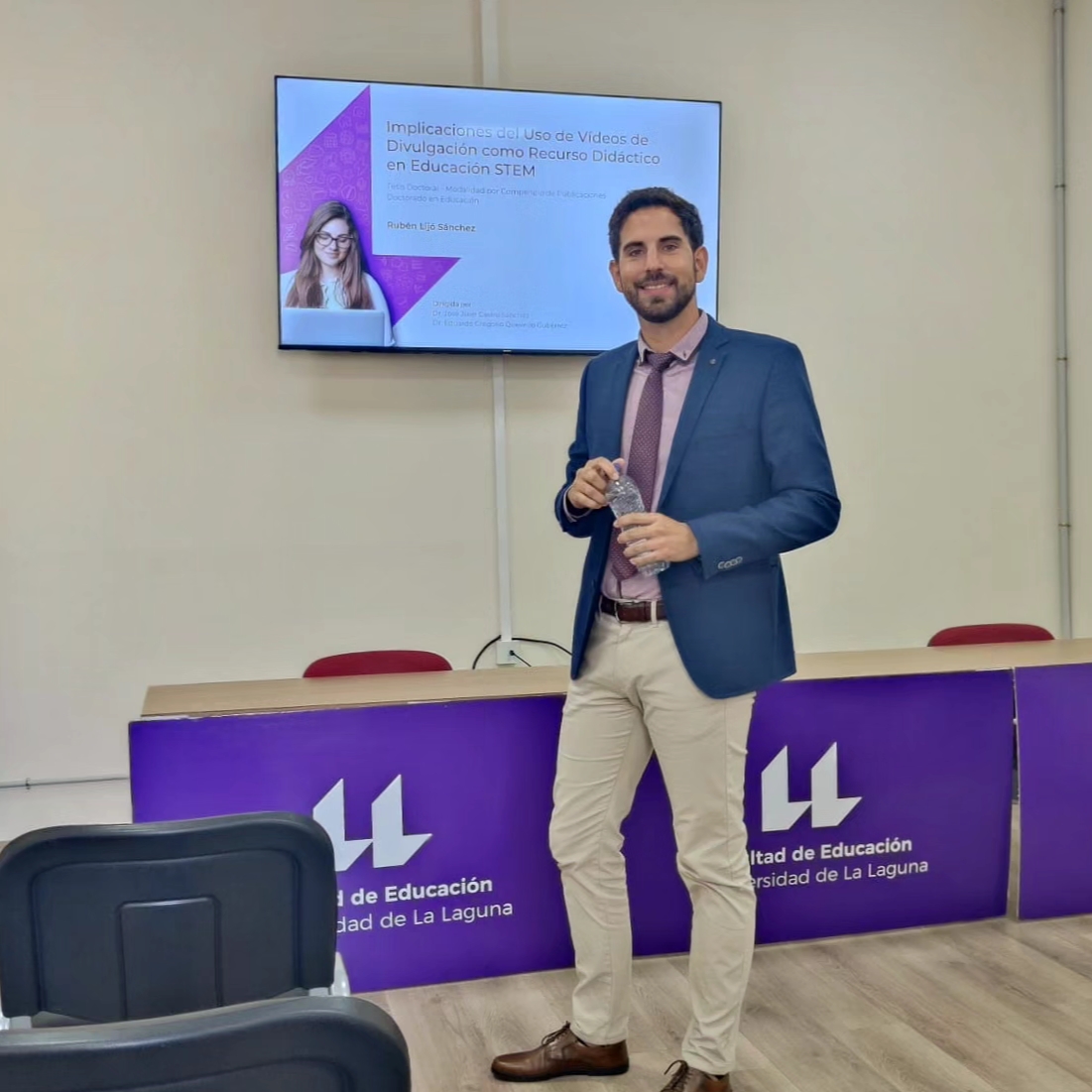 RubenLijo's tweet photo. 👨🏼‍🎓🧑🏻‍🏫🧠 El pasado 19 de julio se cerró una etapa de la mejor de las maneras. 

Tras 3 años y medio, por fin pude presentar mi tesis doctoral sobre la unión de la divulgación y la educación: 

Implicaciones del Uso de Vídeos de Divulgación como Recurso Didáctico en Educación STEM. https://t.co/ayy8NzU90n