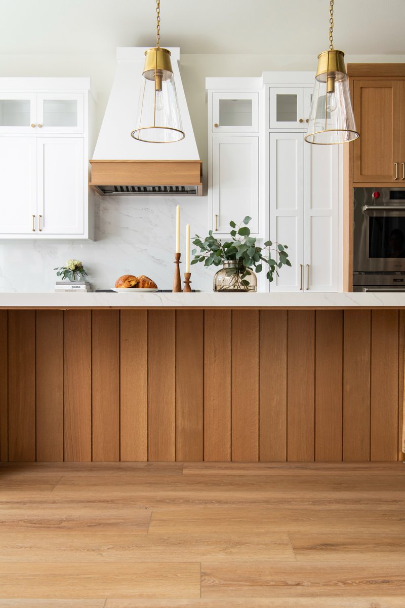 Let's take a moment to appreciate this stunning white oak detailing that brings warmth and earthy tones to this island. #Crestdeville

📷: @leighannrowe
Design: @tayharrison