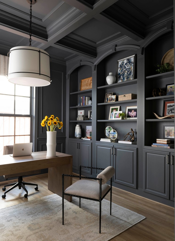 nainteriors's tweet photo. A home office with love "built-in" to every shelf 🫶🏻
#homeofficedesign #homeofficeideas #workfromhome #wfh #officeathome #homeoffice #homeaccessories #homeofficelife #universitypark #universityparkinteriordesigner #builtins https://t.co/klI0PEzzL8