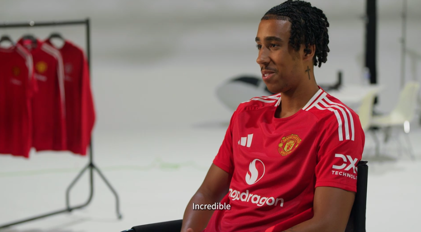 MUnitedFR's tweet photo. Yoro : "Ce que ça fait d'être un joueur de Manchester United ? Incroyable. Un rêve depuis que je suis enfant. Je suis heureux d'être ici." #MUFC https://t.co/Jm8sFj7VLf