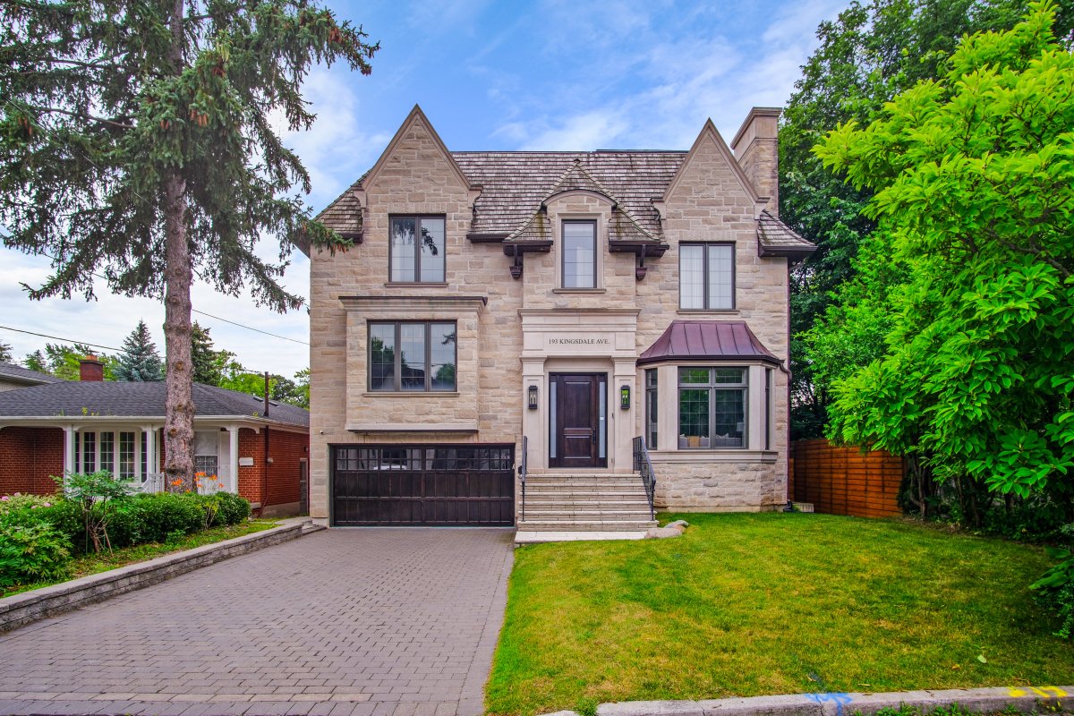 HappyHouseGTA's tweet photo. Step into a world of elegance and sophistication. Your dream luxury lifestyle starts here. 💎🏰

📍Toronto, Ontario

#realestatephotography #realestatephotos #realestatephotographer #propertylisting #homeforsale #torontorealestate #torontoproperties #gtarealestate #gtaproperties https://t.co/9svof6ha81