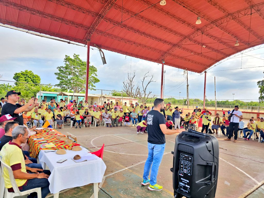 Del Zulia a Falcón y en todos los rincones de nuestro país, se prepara una victoria que pondrá a Venezuela a brillar en las próximas decadas. Así lo sentimos estas últimas horas. 

¡Futuro está en la calle apostando al Gallo pinto🐓🐓!