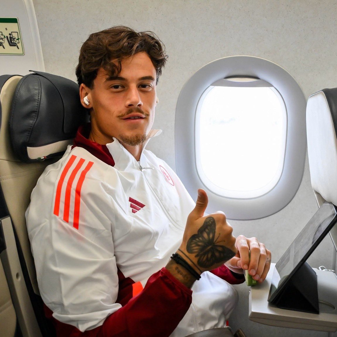 🟡 ON AIR | 𝐒𝐄𝐂𝐎𝐍𝐃𝐎 𝐓𝐄𝐌𝐏𝐎 🔴

🎙 In studio una coppia TOTALE: <a href="/michiamanoMimma/">Martina Stella</a> e <a href="/ChiaraCiotti/">Chiara Ciotti</a> 

☎️ Chiamate ➡️ 06 4004 1927
💬 Vocali WhatsApp ➡️ 351 3939 337
🔗 radioromanista.it/app

#ASRoma 🐺