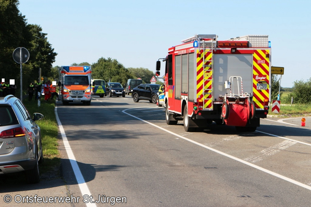 FF_Lilienthal's tweet photo. 🚨2 Ortswehren waren am Wochenende mit Verkehrsunfällen beschäftigt:
🚗🏍️Pkw gegen Krad in Seebergen🚒 und
🚗🚕Pkw gegen Pkw in St. Jürgen.🚒
https://t.co/WFmAm1ZtNs
#FF_Lilienthal #Lilienthal https://t.co/hB6JqCfUk0