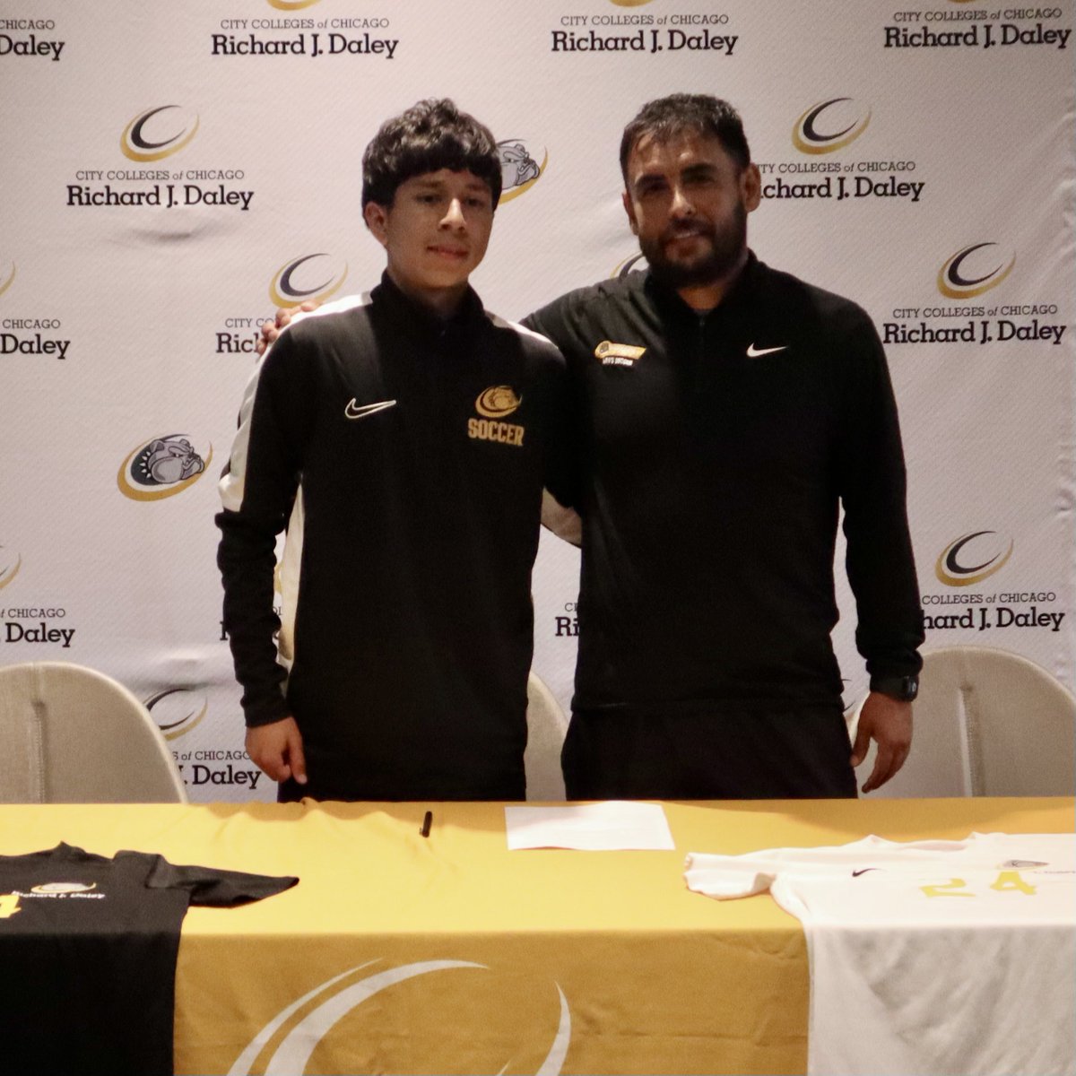 Our Men's Soccer team welcomes Sebastian Vidrio, All-City and All-Sectional recipient from Back of the Yards College Prep! We are excited you joined the Bulldog family! Go Bulldogs! ⚽️💪🏽
#daleycollege #daleycollegesoccer #njcaasoccer #wearedaley #backoftheyardscollegeprep
2m