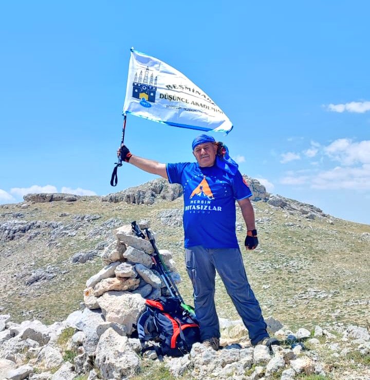 bitlisbidod's tweet photo. Kurucu başkanımız Hüseyin DURER 

Boz kaya, irtifa; 3335

#BitlisBidod https://t.co/APihHf4EFs