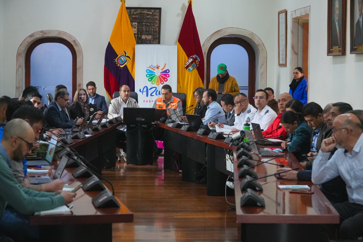 AzuayPrefectura's tweet photo. #Atención🚨
⭕ Se activa el COE Provincial, articulamos acciones interistitucionales, en el marco del deslizamiento, afectación a la red estatal y en especial, el incendio forestal en el cerro #Quingo.🦺🚨 https://t.co/tbYg7kEekX