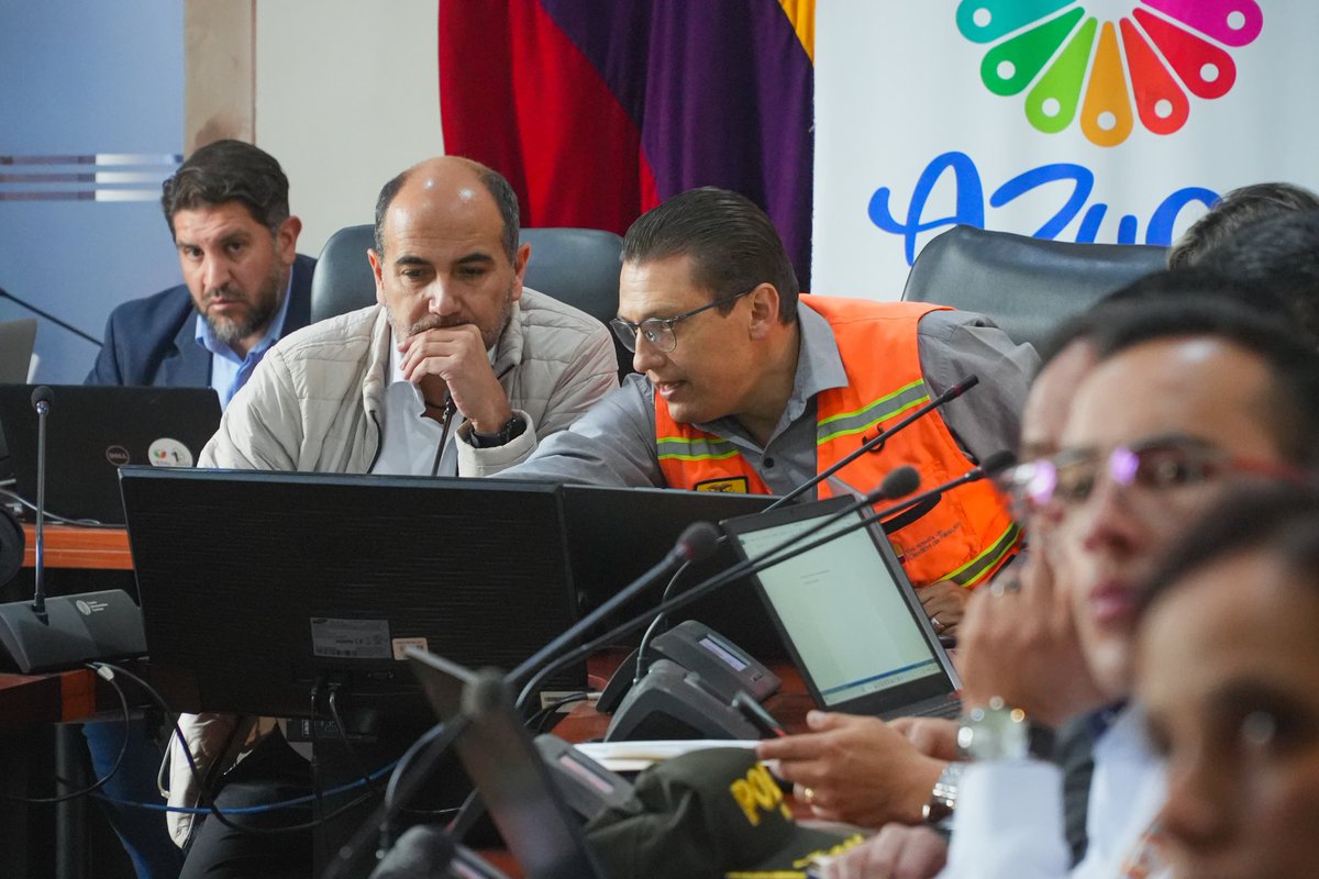 AzuayPrefectura's tweet photo. #Atención🚨
⭕ Se activa el COE Provincial, articulamos acciones interistitucionales, en el marco del deslizamiento, afectación a la red estatal y en especial, el incendio forestal en el cerro #Quingo.🦺🚨 https://t.co/tbYg7kEekX