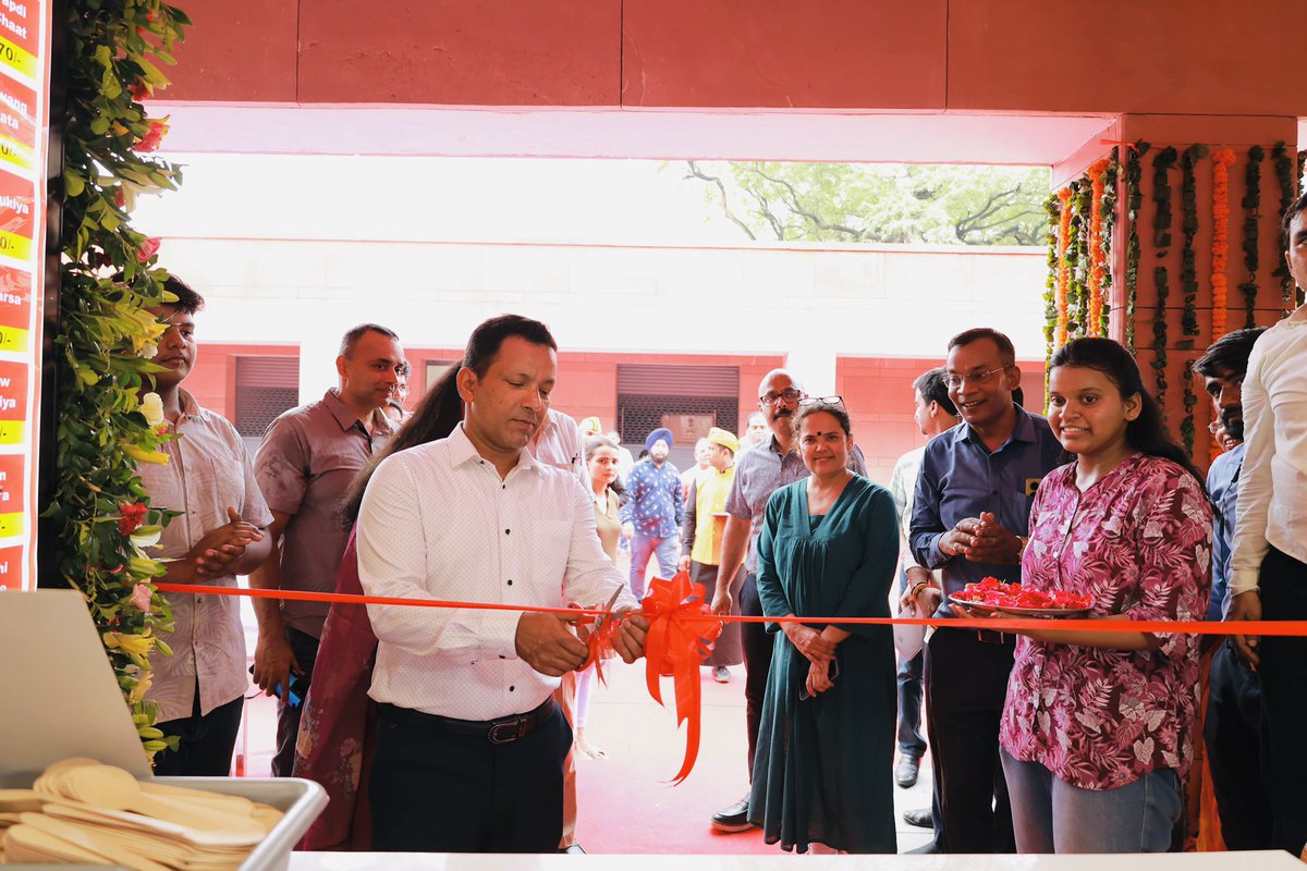 kundan_ias's tweet photo. Happy to inaugurate "Aaharika - The Cuisine of Bihar" by Mr Littiwala at India Gate! This new eatery will bring the rich flavors of Bihar to Delhi, offering delicious dishes at very reasonable prices. @IPRD_Bihar @NitishKumar @biharfoundation @TourismBiharGov
@MoHUA_India https://t.co/cZK33UCyQp