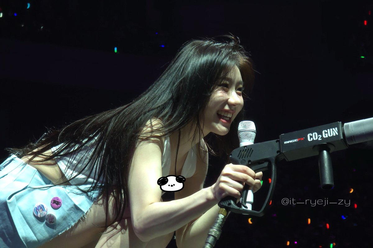240720 ITZY BORN TO BE in TAIPEI 🇹🇼

cuteness overload 🤩
世上最最最最可愛  🤩
 
#CHAERYEONG #ITZY_BORNTOBE_Taipei #ITZY_WORLD_TOUR #ITZY_in_TAIPEI