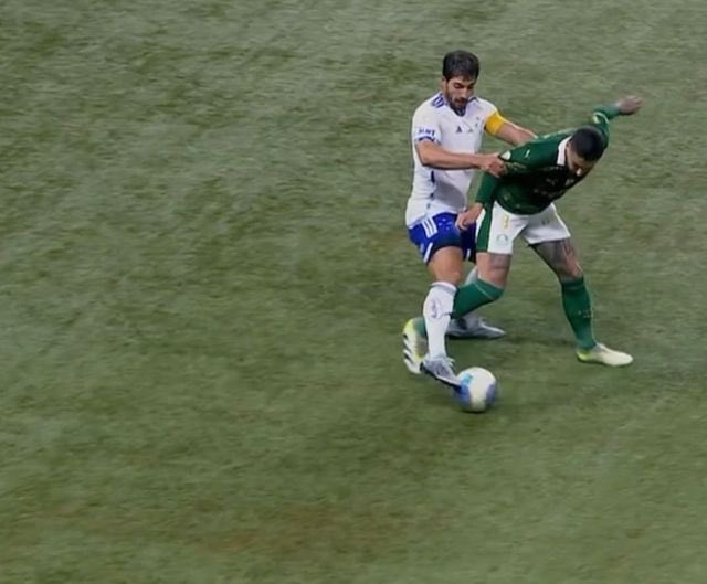 MTips01's tweet photo. O gol do Cruzeiro ter sido anulado por causa dessa suposta “falta” é uma das maiores vergonhas da arbitragem no ano https://t.co/C7BAWMfiLy