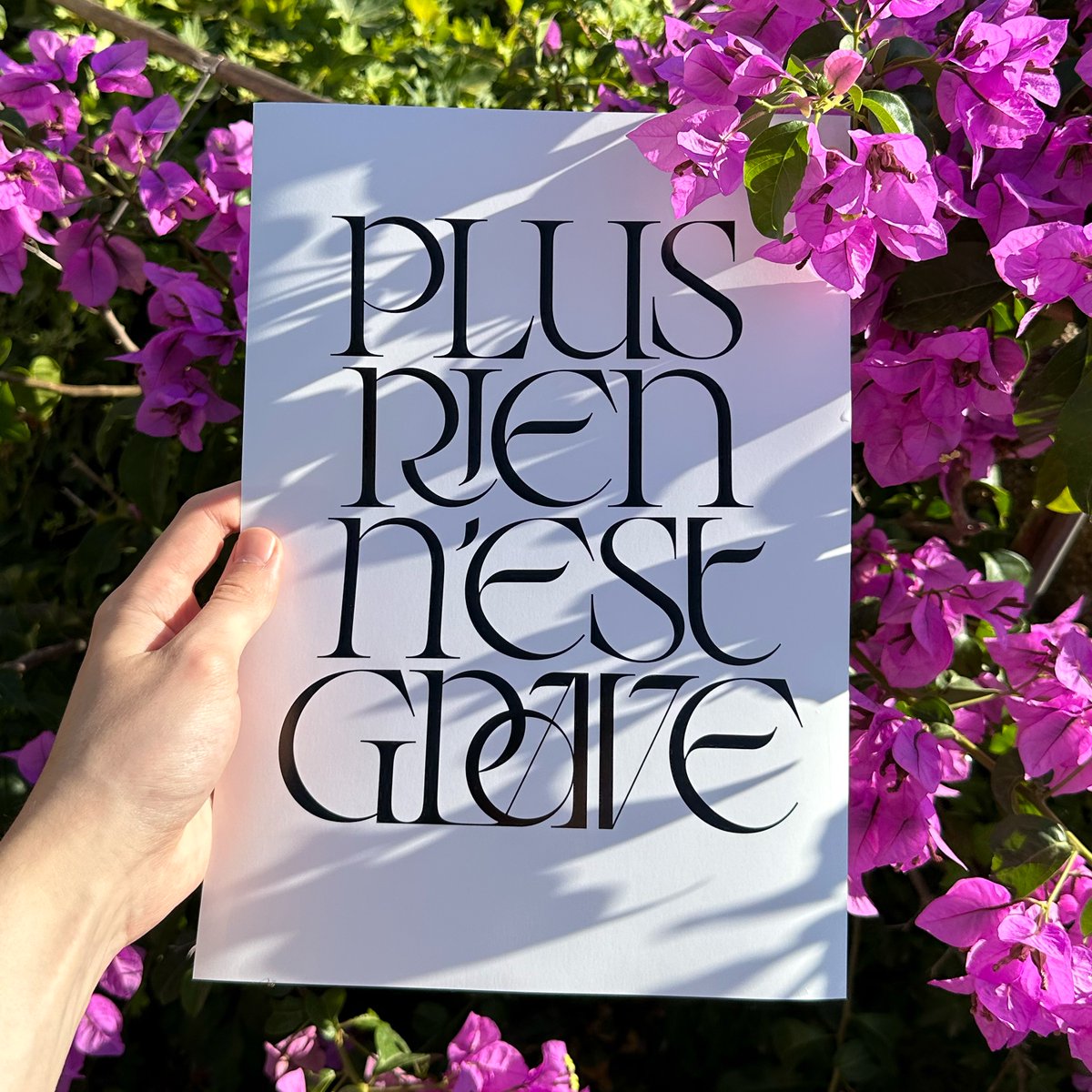 Travisuals's tweet photo. "PLUS RIEN N'EST GRAVE" 🫂💐

Exploration typographique pour le son/clip de Wallace Cleaver dont le thème me tient particulièrement à cœur

Merci @wallacecleaver_ https://t.co/jiEPXKrqo6