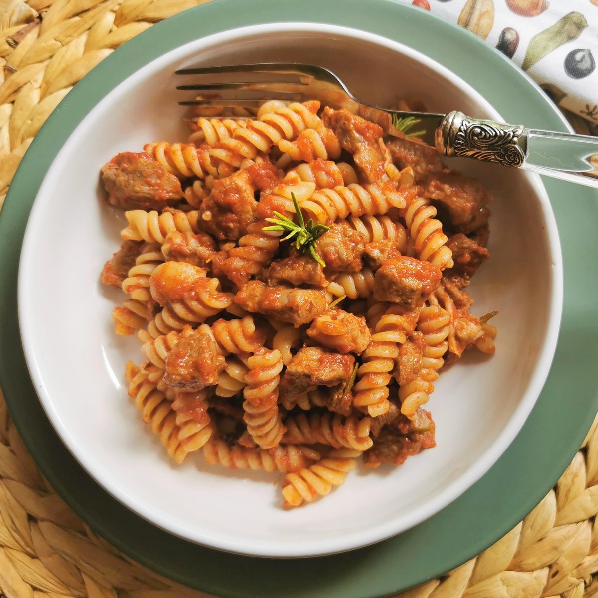 This super tasty Italian lamb ragu pasta is very easy to make. Plus, it can be prepared a day or two in advance and then baked when ready to serve! Click for recipe 👉the-pasta-project.com/fusilli-pasta-…