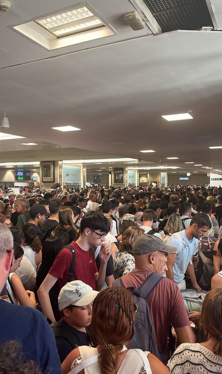EstoydelaRenfe's tweet photo. @CPerfect33 @AVE_Valladolid @oscar_puente_ @CarlosPollan @JulioLRevuelta @JesusJCarnero @MariaGlezCorral @cescyl @DiadeValladolid @DiarioCyLMundo @Renfe @Adif_es @transportesgob @Pacoboya @ComisionEuropea @PrensaCE @EU_Commission @desdelamoncloa @Teresaribera @CESEspana No estaría de más que el responsable de lo del tren deje de hacer el macarra y sembrar odio por las redes y se ponga a gestionar... situación actual de Chamartín!... Y soluciones a los temas, entre ellos los abonos laborales y los trenes masificados con precios irreales https://t.co/jA2qPmTAI5