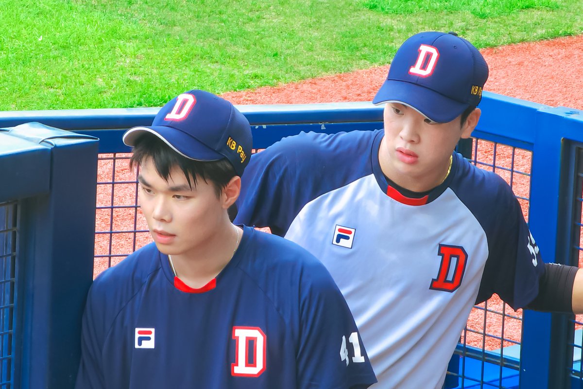 B4157109's tweet photo. 빈이 스위퍼 구경을 함
영원히

#김동주 #최준호 https://t.co/ur2xRyB7dE