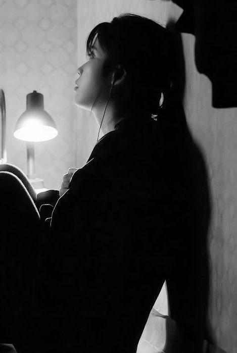 조그만 선풍기가 쉼을 원하는 소리를 내며 돌아간다. 나는 아가미로 숨을 쉬고 있는 것만 같은데, 조그만 게 탈탈거리면서 제구실은 한다. 테이프로 감아놓은 휴대폰 충전기는 또다시 내장을 드러내고, 나도 가끔은 그러고 싶고.