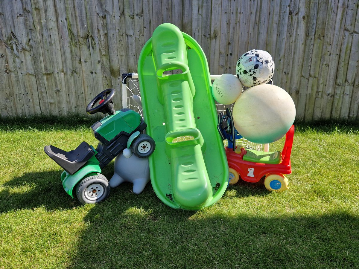 Margot, aged 4, isn't going to concede in the family penalty shoot out competition. 

Future <a href="/England/">England</a> coach in the making! 😂 🥅⚽️