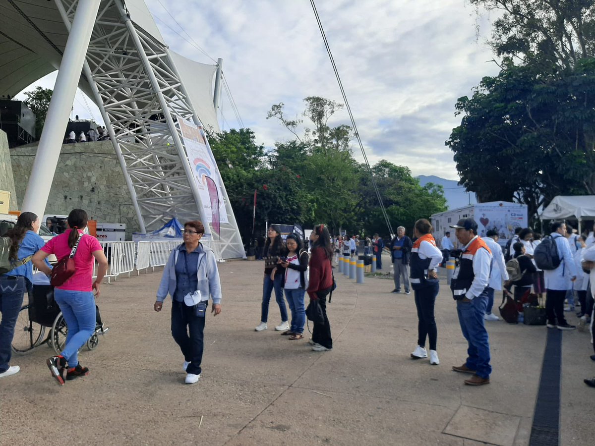 didxha's tweet photo. Así luce el auditorio Guelaguetza en el primer lunes del cerro #Oaxaca de fiesta #Guelaguetza  esto a una hora del inicio de la edición matutina. https://t.co/JEKvgdMMS1