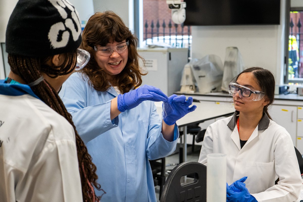 kingsmedicine's tweet photo. London-based A-level students visited our labs last week to learn about and try their hand at cancer research

The pupils learned about everything from sequencing genomes to CAR-T cell therapy https://t.co/8ys1Ku5xp4