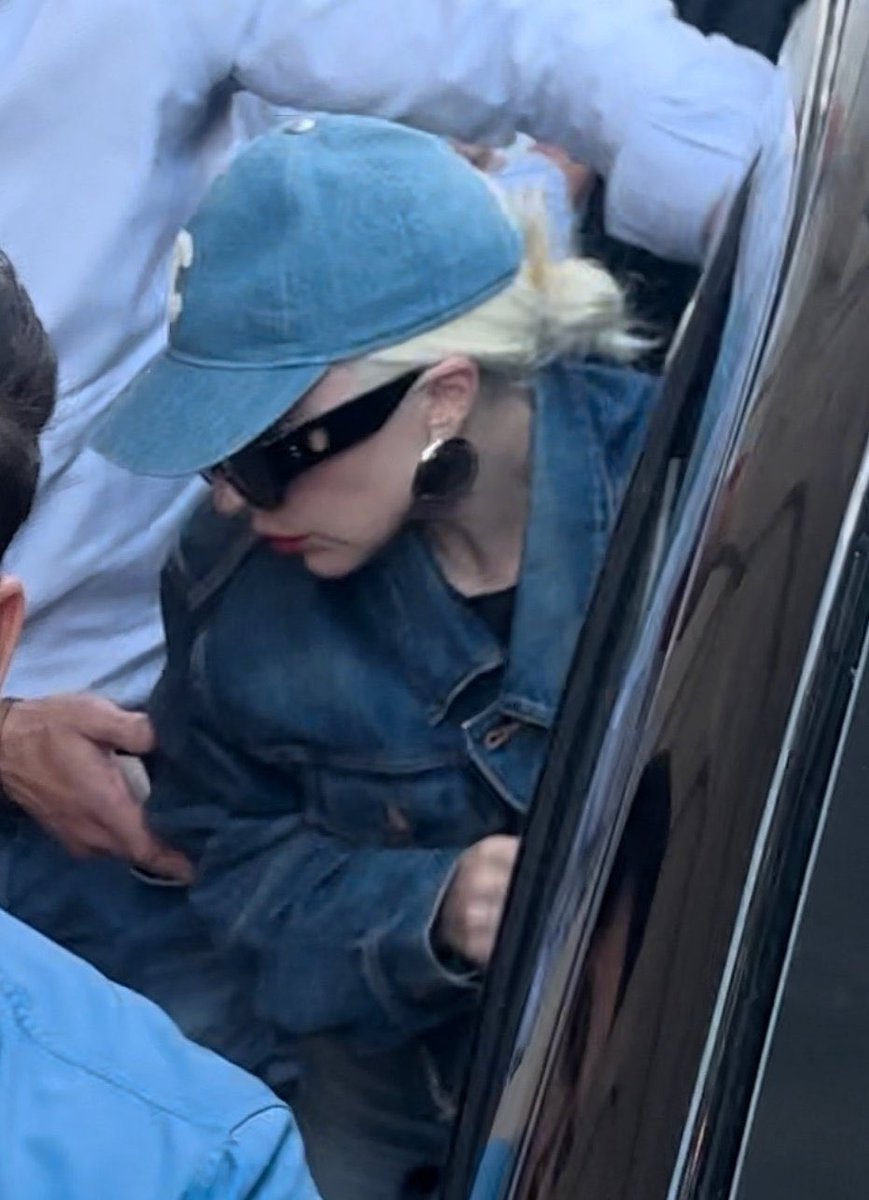 gagaimages's tweet image. [NEW PHOTOS] Lady Gaga arrives at her hotel in Paris (July 22).