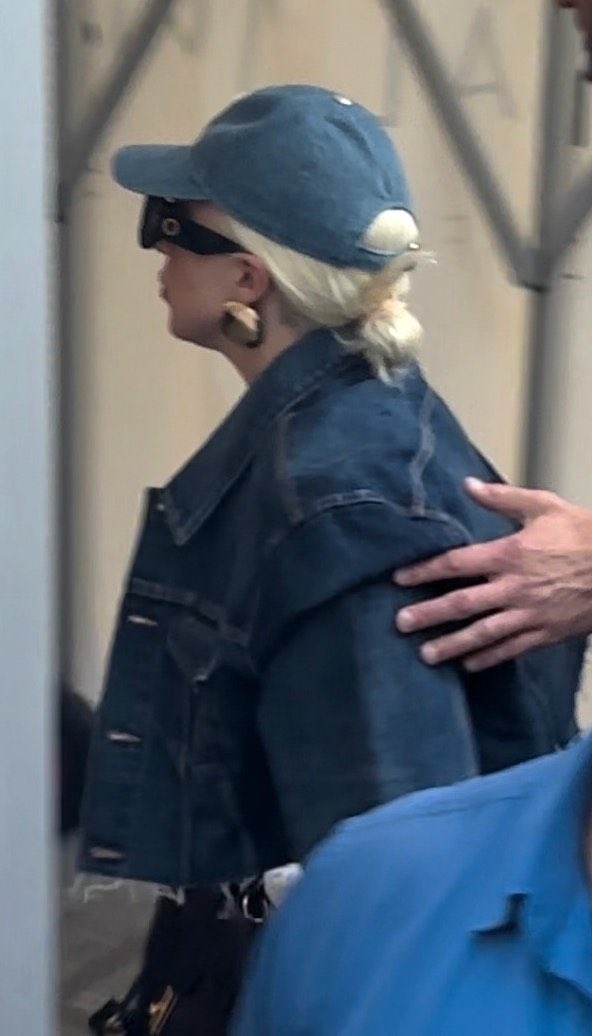 gagaimages's tweet image. [NEW PHOTOS] Lady Gaga arrives at her hotel in Paris (July 22).