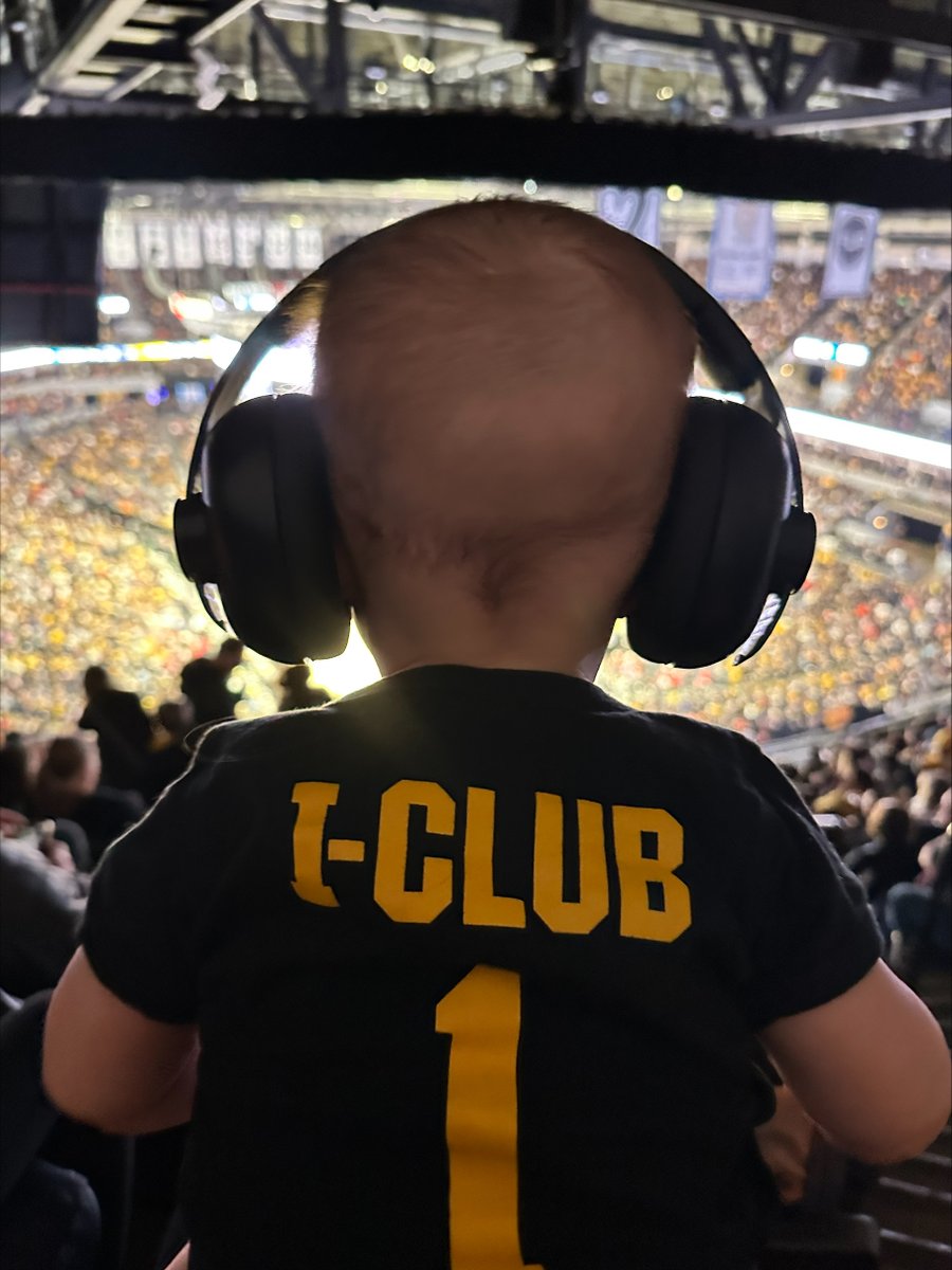 uiowaalumni's tweet photo. Little Hawkeye, big fan!
📷: Leslie Prideaux (son Eddie)
@jointheiclub #AlwaysAHawkeye https://t.co/qpXsuJse8S