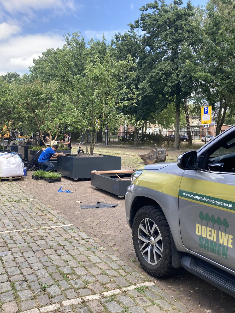 De binnenstad van #Breda wordt nog aangenamer. 🌳 🌱 Bank rondom boom vanochtend geplaatst en nu al in gebruik genomen.
Bakken zijn vandaag gevuld door @zoontjesboomprojecten en staan vanavond op zijn plaats  🚛 . #Ginnekenstraat #stadinhetpark <a href="/breda/">Gemeente Breda</a> @FURNS @DeZanderik