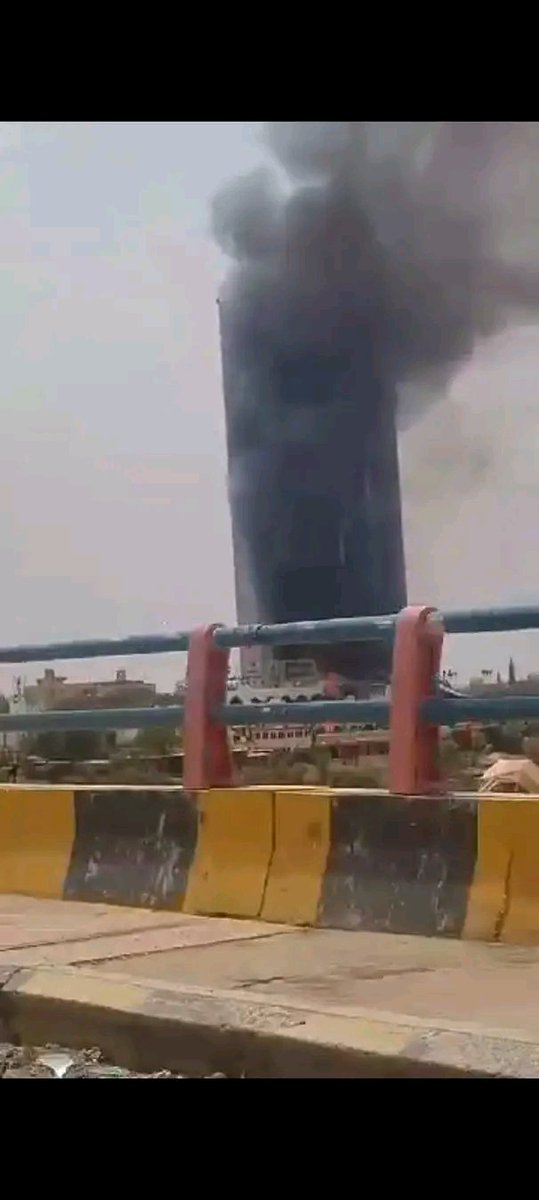 7ASABBO2's tweet photo. الصوره ال بي اليمين دي صورتها 2018 لي برج الاتصالات و الصوره ال بي الشمال دي من النت متداوله أثناء الحريق 

الخراب والدمار في كل مكان شيء محزن ربنا يصلح حال السودان ويحفظ أهله والأمن والأمان و السلام يعم السودان 
#السودان
  #حرب #السودان https://t.co/EEXXDJWZD3