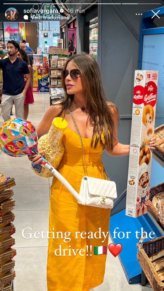 giuzatta's tweet photo. Vi immaginate incrociare Sofia Vergara in Autogrill? 🫠🫨😭🥺 https://t.co/YVMUgoc68f