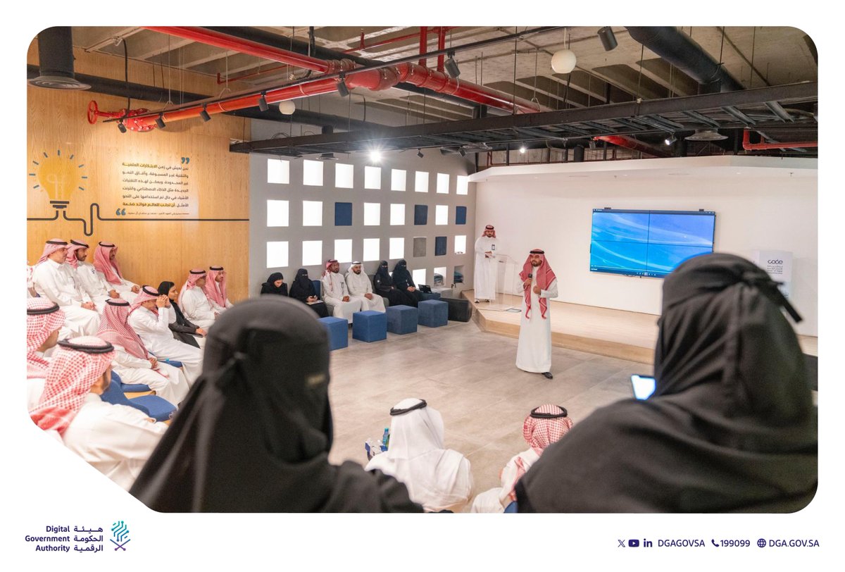 DgaGovSa's tweet photo. زار معالي محافظ هيئة الحكومة الرقمية م. أحمد الصويان @ahmedalsuwaiyan جامعة @QassimUniv1 والتقى بسعادة وكيل الجامعة للشؤون المالية والفنية د. محمد السعوي، حيث اطلع على التقنيات الناشئة في «معمل الابتكار» والخدمات الرقمية التي تقدمها عمادة التعلم الإلكتروني كما بحث الجانبان تعزيز التعاون في مجال البحث العلمي والابتكار بما يواكب مستهدفات #رؤية_السعودية_2030.