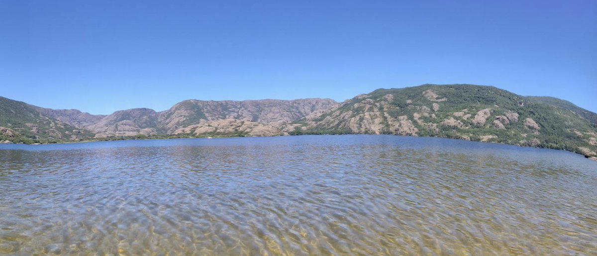 Los que vivimos en la playa nos vamos de vacaciones al interior. Pero ni tan mal nadar entre truchas.