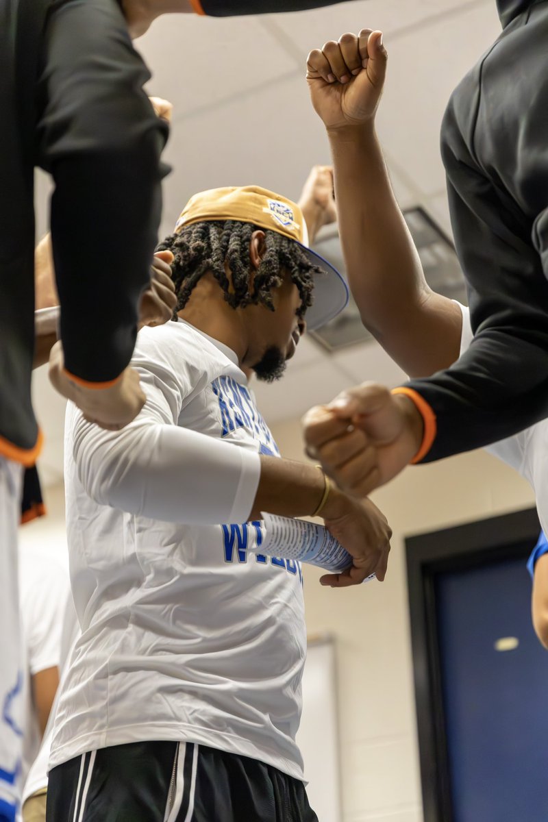LaFamiliaTBT's tweet photo. 🤝 IN TYLER WE TRUST
Check out Head Coach @tulis3 getting wins under his belt in @thetournament at @rupp_arena!
Don't miss your chance to watch Team LA FAMILIA in game 3️⃣! Come on, #BBN, let’s #PackRupp!
📅 Tuesday 9:00 PM
https://t.co/xlWN0CYcVU https://t.co/CRzchQ7bDw
