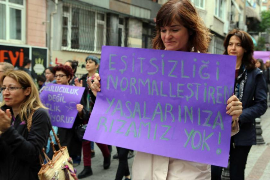 Kadınların kendi soyadlarını kullanmalarına engel olan madde, 9. Yargı Paketi’nden çıkarıldı dlvr.it/T9wTR5