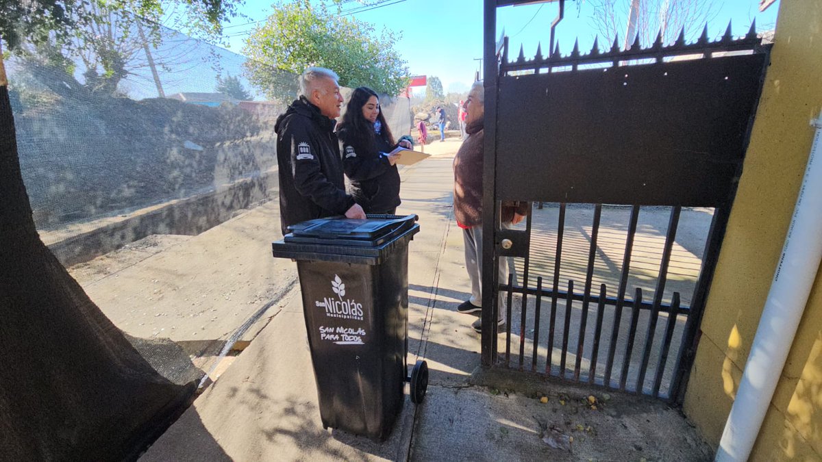 radioisadorafm's tweet photo. San Nicolás inició entrega de 1.020 contenedores de basura con fondos del royalty minero. Primera jornada de entrega se hizo el reciente sábado puerta a puerta en el sector de la Junta de Vecinos N°1 de la comuna, coordinadas previamente con los respectivos dirigentes. https://t.co/SN1nxBtU4v