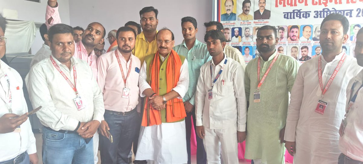 Santrajyadavbjp's tweet photo. जनपद कुशीनगर, निवार्ण टाइम्स हिन्दी दैनिक समाचार पत्र के वार्षिक अधिवेशन में मुख्य अतिथि के रूप में उपस्थित होकर पत्रकार बंधुओ को संबोधित किया। निवार्ण टाइम्स परिवार को हमारी शुभकामनाएं यह समाचार पत्र समाज मे अपनी सराहनीय भूमिका प्रस्तुत कर रहा है। #nirvantimes #BJP4UP #BJP4IND https://t.co/lwdkbK3bmR