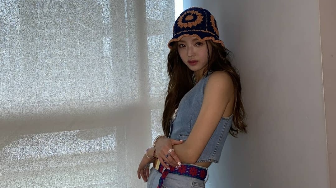 그는 마치 캔버스 위의 흰색 물감처럼, 들어가는 모든 방에 따뜻함과 상쾌함을 퍼뜨립니다.