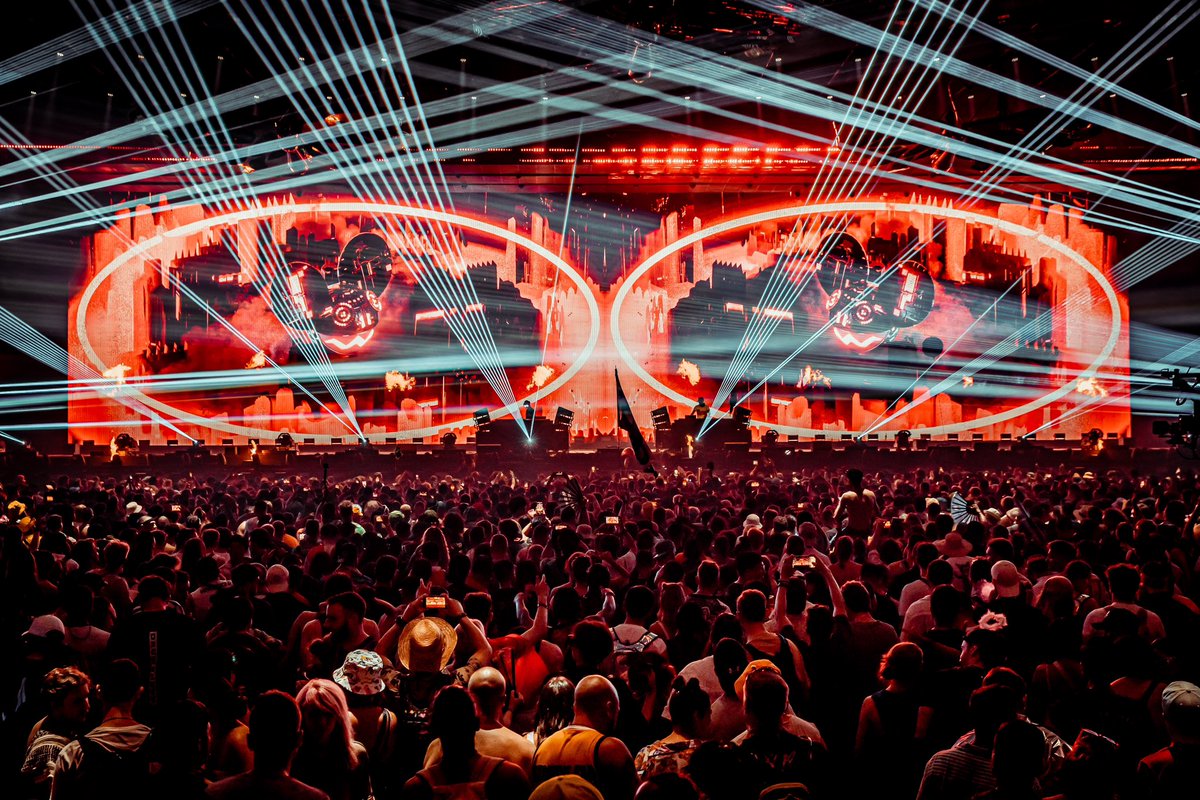 OfficialRezz's tweet photo. Historic night closing Tomorrowland with @deadmau5 

Won’t forget this. https://t.co/cq3K2rSdUx