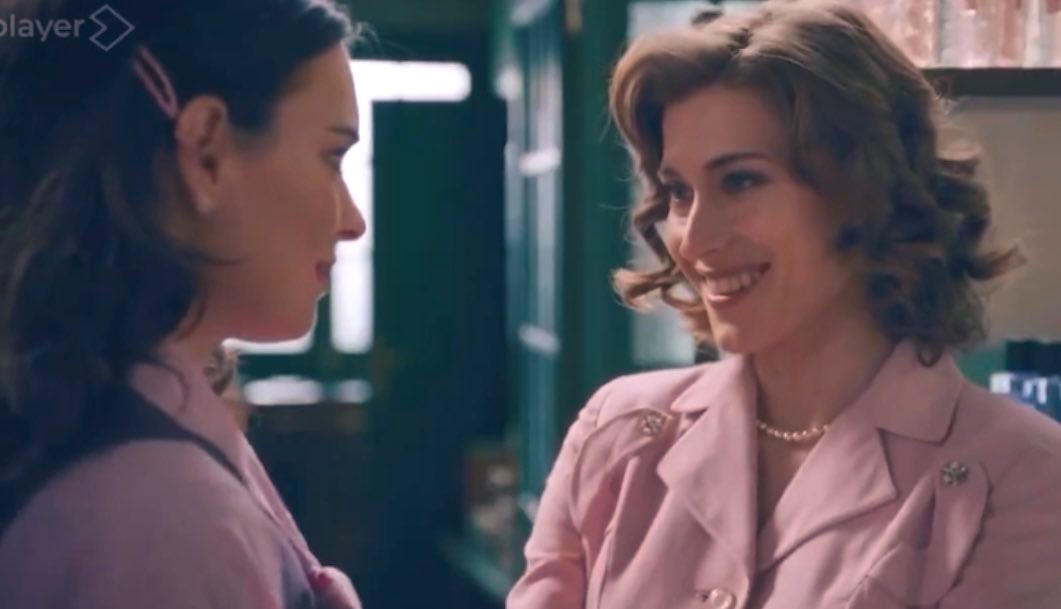 yolanmadriz's tweet image. En 37 seg se han hecho ojitos, Fina le ha reprochado estar desaparecida, Marta le ha puesto al día en los negocios, han coqueteado, han quedado para una cita, se han dado un beso secreto y se han despedido sonriendo de forma tontona. El tiempo mejor amortizado de la tv. #mafin