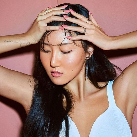 Koreaboo's tweet photo. Happy Birthday to MAMAMOO's queen, Hwasa! 🎂
You never fail to inspire us everyday with your confidence and presence. You show us how to have never-ending confidence, and lead through life by showing the world your true self. We love you, and thank you for being you 🖤
QUEEN OF TWITS DAY
#FlawlessHwasaDay #대서특필안혜진생일