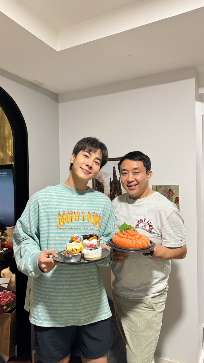 pea_yim's tweet photo. HBD ลูกมิกซ์ 🎂😃 https://t.co/BNHbKzjN6L