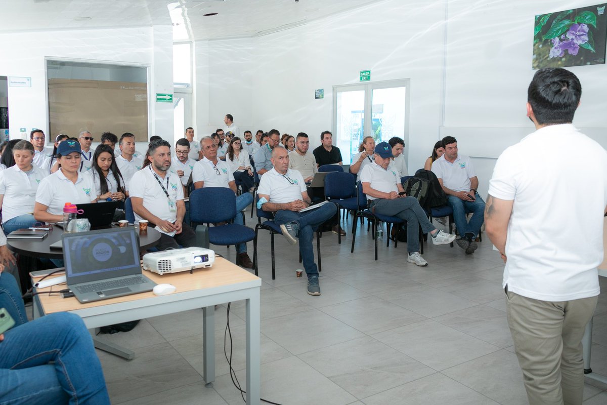 CAR_Cundi's tweet photo. La provincia del Gualivá nos da la bienvenida. En Villeta damos inicio a la tercera parada de la #GiraAmbiental de nuestro director General @Alfred_Balle. A esta hora dialogamos con funcionarios y contratistas de la Dirección Regional sobre las metas del Plan Acción Cuatrienal. https://t.co/nqHfyv5qYk