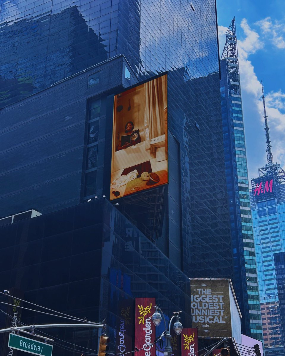 honestari's tweet photo. 2 years later, did it for myself in Times Square! The first of many!!💫 https://t.co/UcOxLSPJwo