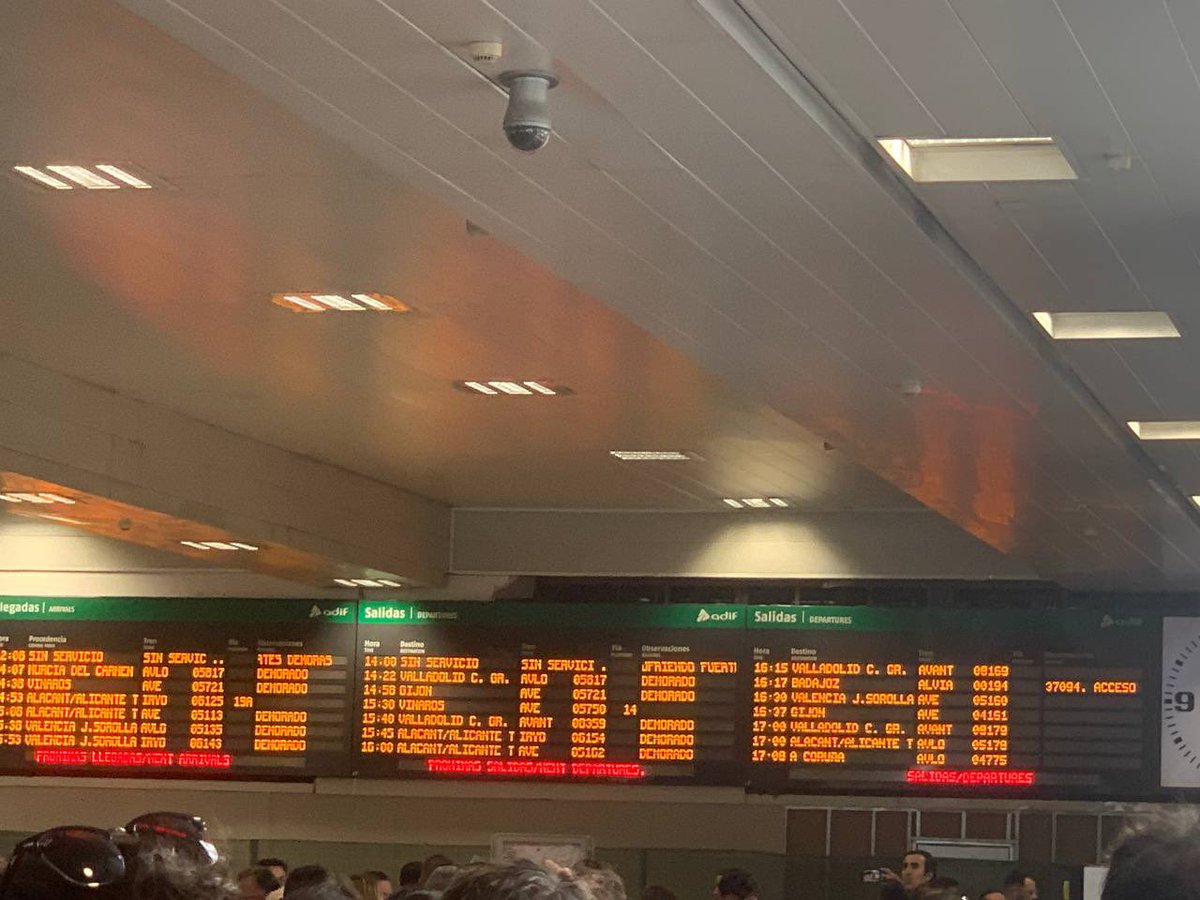 usuariosaveseg1's tweet photo. La vida con @Renfe no entiende de horarios, otro día más retrasos en todos los trenes, sin información, sin PUBLICIDAD en las redes.

Y sin tren a las 14,43 para poder aprovechar las jornadas intensivas… Y NO PASA NADA, NO HAY RESPUESTA A NUESTRAS PETICIONES @oscar_puente_ https://t.co/GXwCJjMXz6