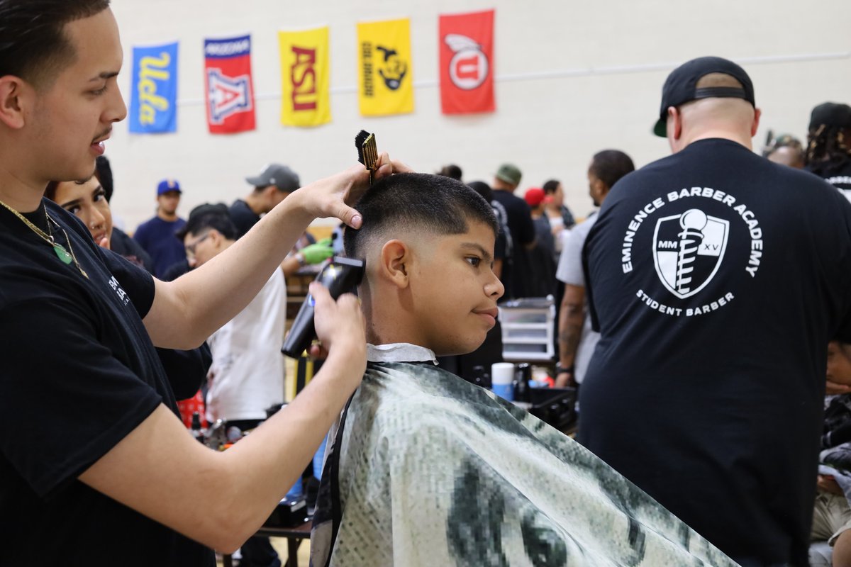 AlvordUnified's tweet photo. Over 600 AUSD students and parents showed up to Wells MS for dozens of resources all completely free. Haircuts, vaccines, school supplies, physicals, dental work, vision checks, and way more!

Thankful for our partners who love and support our families. #EveryStudentByName https://t.co/hwy49u7ex9