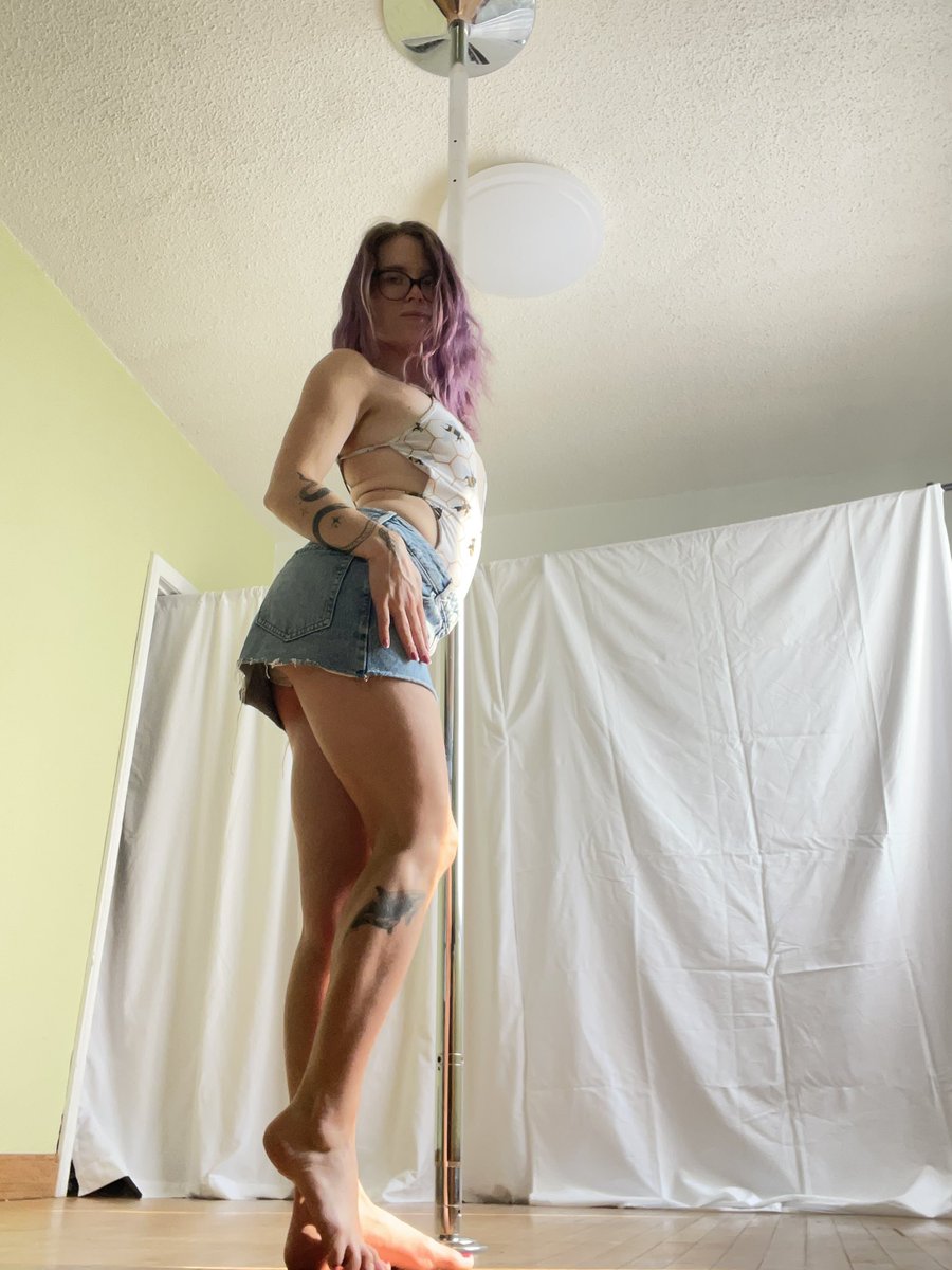 P0LEGEM's tweet photo. Isn’t this skirt just the cutest? 😍😍😍

#cute #miniskirt #feelingcute #ootd #outfit #fitcheck #onlyfans https://t.co/2jJZal79U5