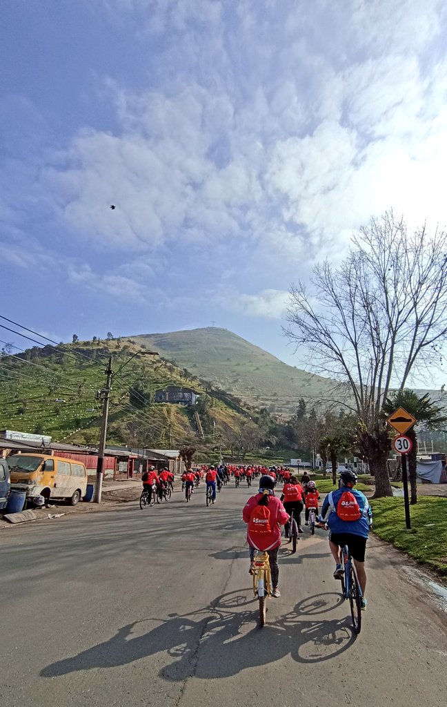 Hace tiempo que no pedaleaba cerca del cerrito Renca, verlo tan verde después de las lluvias me hicieron recordar las lindas jornadas de #biciforestacion.
Estaría bueno su visita picnic grupal para recordar esos días de colaboración y ver cómo han crecido los arbolitos. 🌳🧺🚲